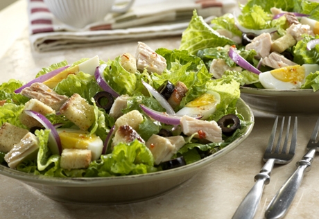 Средиземноморский салат с тунцом и греческой заправкой